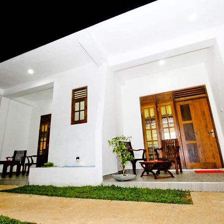 Sirisara Holiday Resort Anuradhapura Buitenkant foto